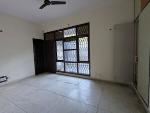 Room in 3 BHK Builder Floor at Sushant Lok Iii – for Rent