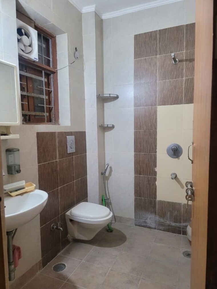 Bathroom, sushant lok i 3 Bedroom 215 Sq.Yd. Builder Floor In Sushant Lok I Gurgaon 10313009