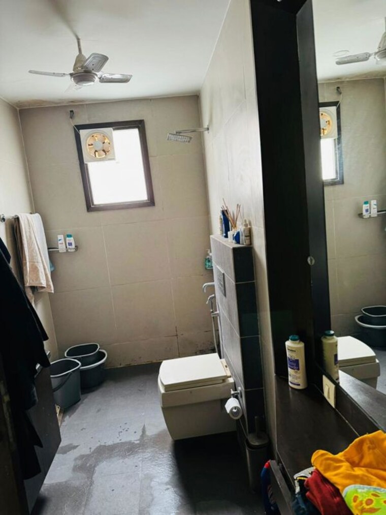 Bathroom, sushant lok i 3 Bedroom 215 Sq.Yd. Builder Floor In Sushant Lok I Gurgaon 10313096