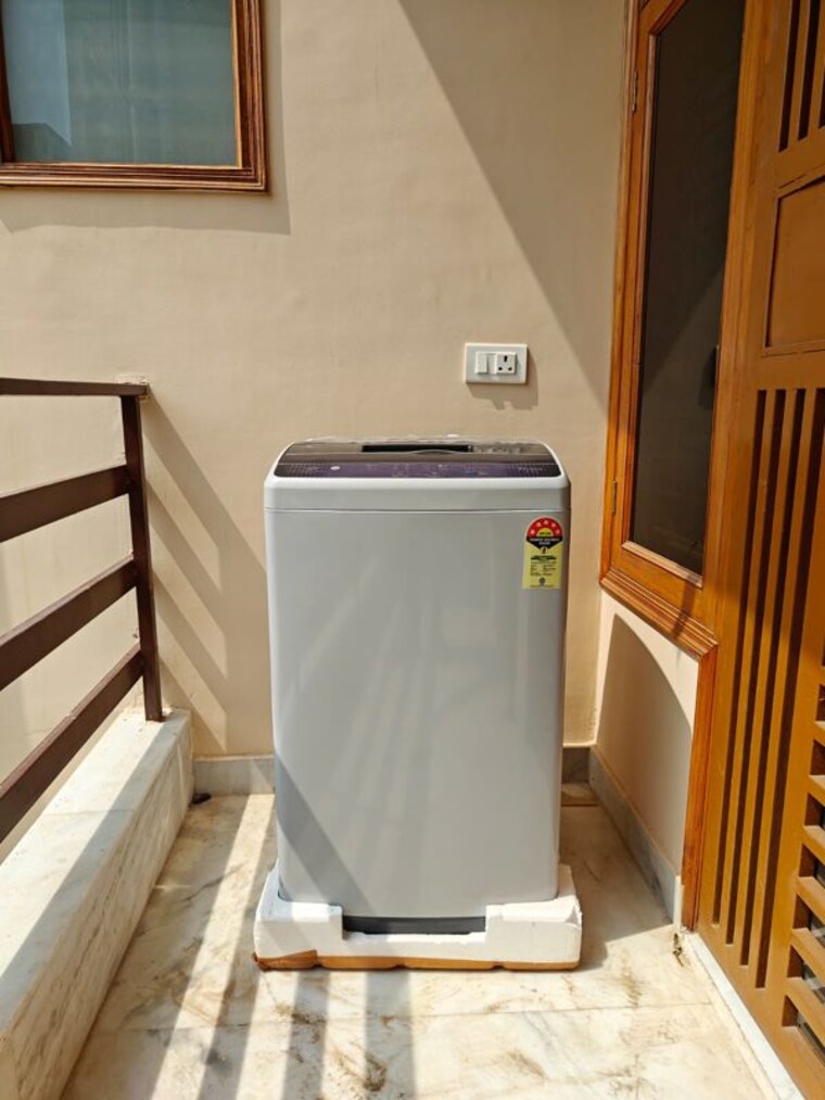 Balcony, sector 57 3 Bedroom 200 Sq.Yd. Builder Floor In Sector 57 Gurgaon 10313149