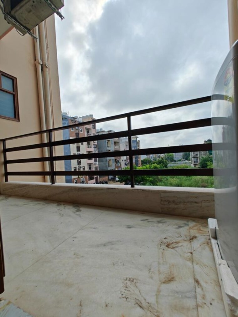 Balcony, sector 57 3 Bedroom 200 Sq.Yd. Builder Floor In Sector 57 Gurgaon 10313149