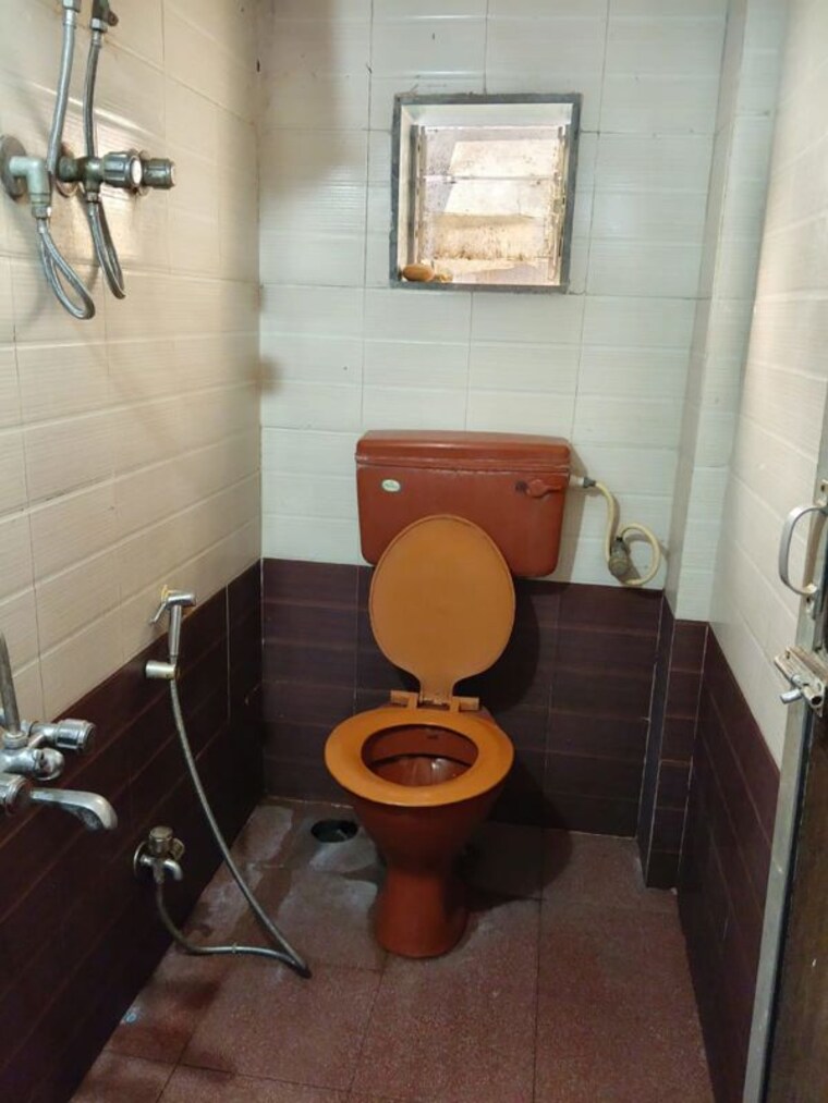 Bathroom, akash-jyoti-chs 1.5 Bedroom 600 Sq.Ft. Apartment In Santacruz East Mumbai 10313137