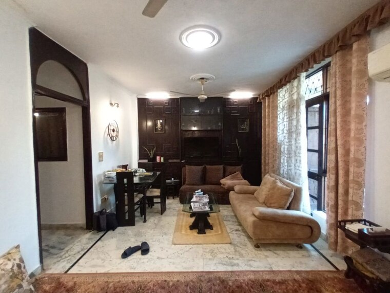 Living Room, chittaranjan park 3.5 Bedroom 160 Sq.Yd. Builder Floor In Chittaranjan Park Delhi 10313162