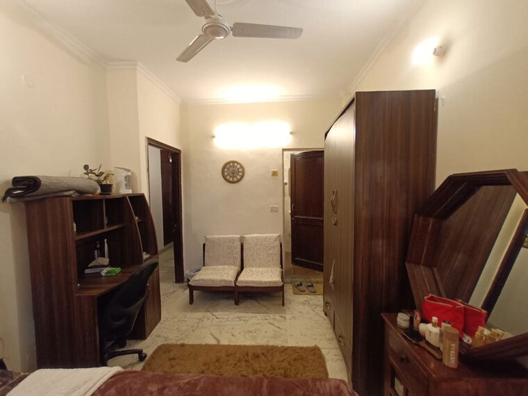 Living Room, chittaranjan park 3.5 Bedroom 160 Sq.Yd. Builder Floor In Chittaranjan Park Delhi 10313162