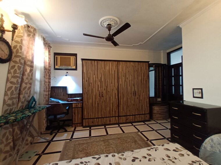 Living Room, chittaranjan park 3.5 Bedroom 160 Sq.Yd. Builder Floor In Chittaranjan Park Delhi 10313162
