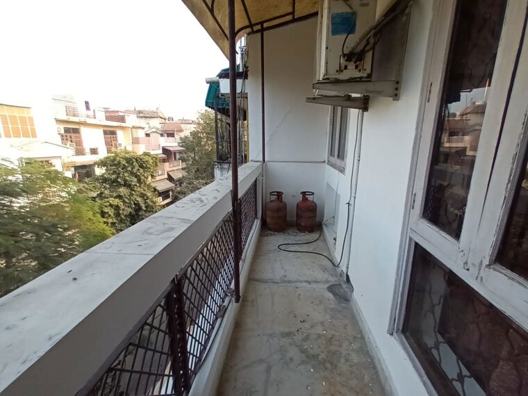 Balcony, chittaranjan park 3.5 Bedroom 160 Sq.Yd. Builder Floor In Chittaranjan Park Delhi 10313162