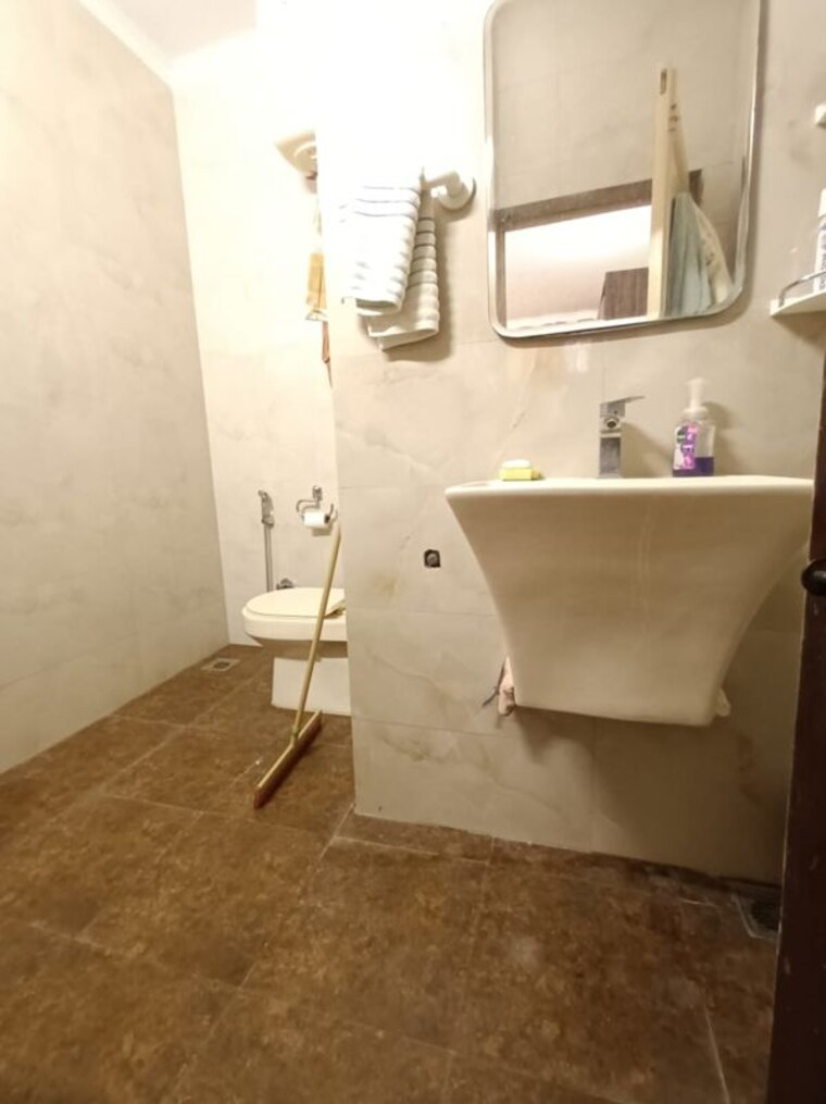Bathroom, chittaranjan park 3.5 Bedroom 160 Sq.Yd. Builder Floor In Chittaranjan Park Delhi 10313162