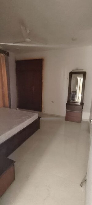 Room in 3 BHK Apartment at Parsvnath Planet, Gomti Nagar – for Rent