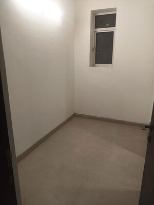 Room in 4 BHK Apartment at Emaar Orange Castle, Gomti Nagar – for Rent