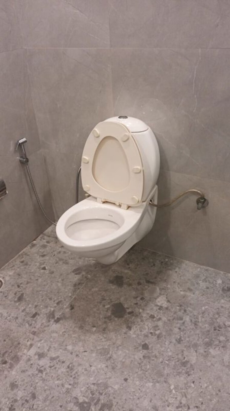 Bathroom, greater kailash ii 3 Bedroom 308 Sq.Yd. Builder Floor In Greater Kailash ii Delhi 10313272