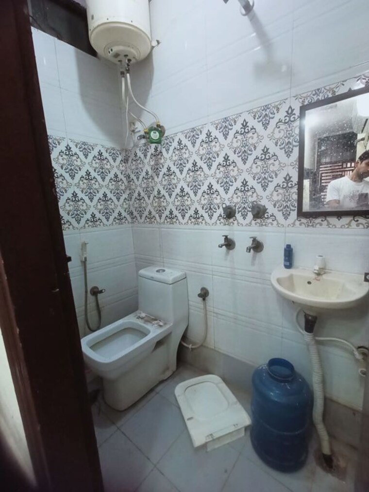 Bathroom, govindpuri 1 RK 250 Sq.Ft. Builder Floor In Govindpuri Delhi 10313275