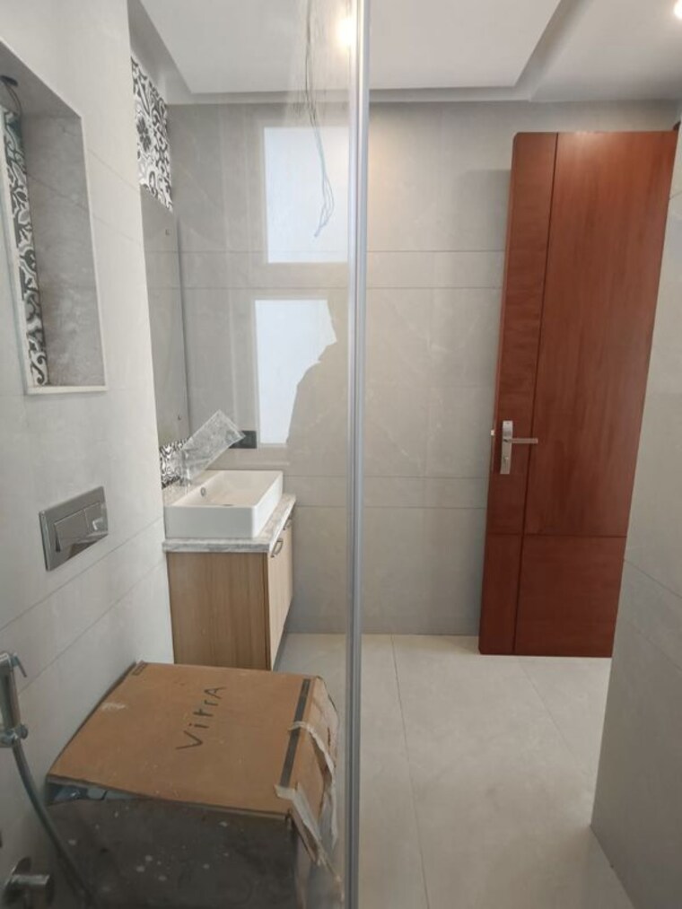 Bathroom, green park extension 4 Bedroom 300 Sq.Yd. Builder Floor In Green Park Extension Delhi 10313301