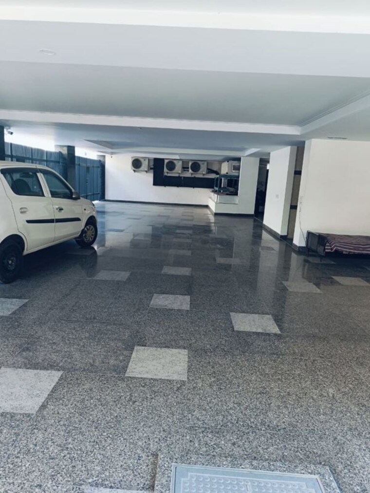  Parking, green park extension 4 Bedroom 300 Sq.Yd. Builder Floor In Green Park Extension Delhi 10313301