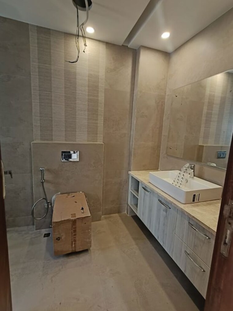 Bathroom, green park extension 4 Bedroom 300 Sq.Yd. Builder Floor In Green Park Extension Delhi 10313301