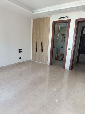 Room in 4 BHK Builder Floor at Green Park Extension – for Rent