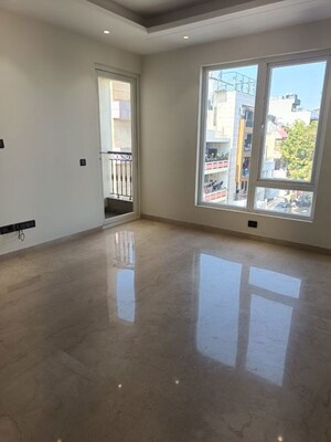 Room in 4 BHK Builder Floor at Green Park Extension – for Rent