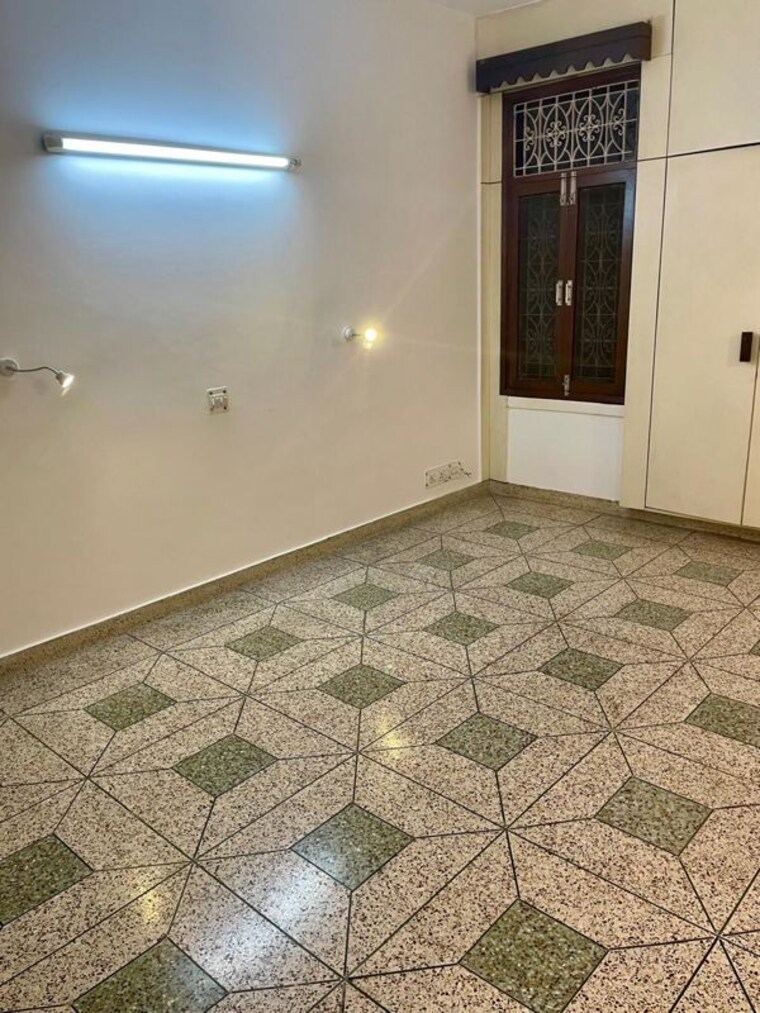 Room, new friends colony 2 Bedroom 500 Sq.Yd. Builder Floor In New Friends Colony Delhi 10313353