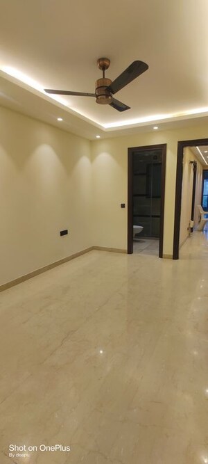 Room in 3 BHK Builder Floor at Sector 25 – for Rent