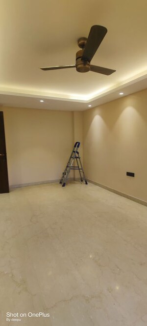 Room in 3 BHK Builder Floor at Sector 25 – for Rent