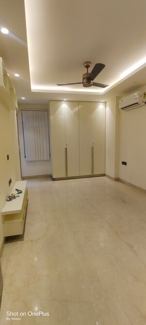 Room in 3 BHK Builder Floor at Sector 25 – for Rent