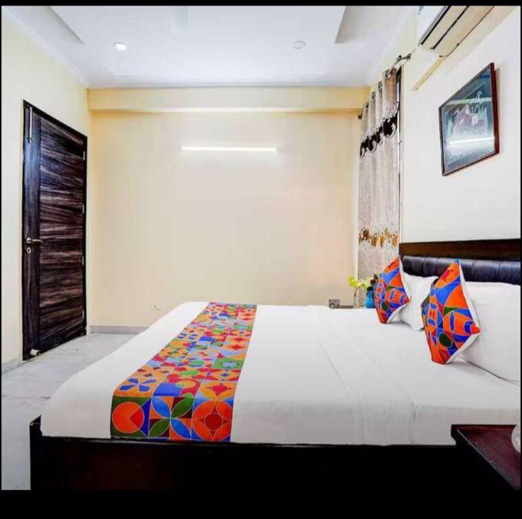 Bedroom, super-mig 5 Bedroom 300 Sq.Ft. Independent House In Sector 105 Noida 10313390