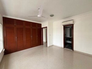 Room in 3 BHK Apartment at Goregaon West – for Sale