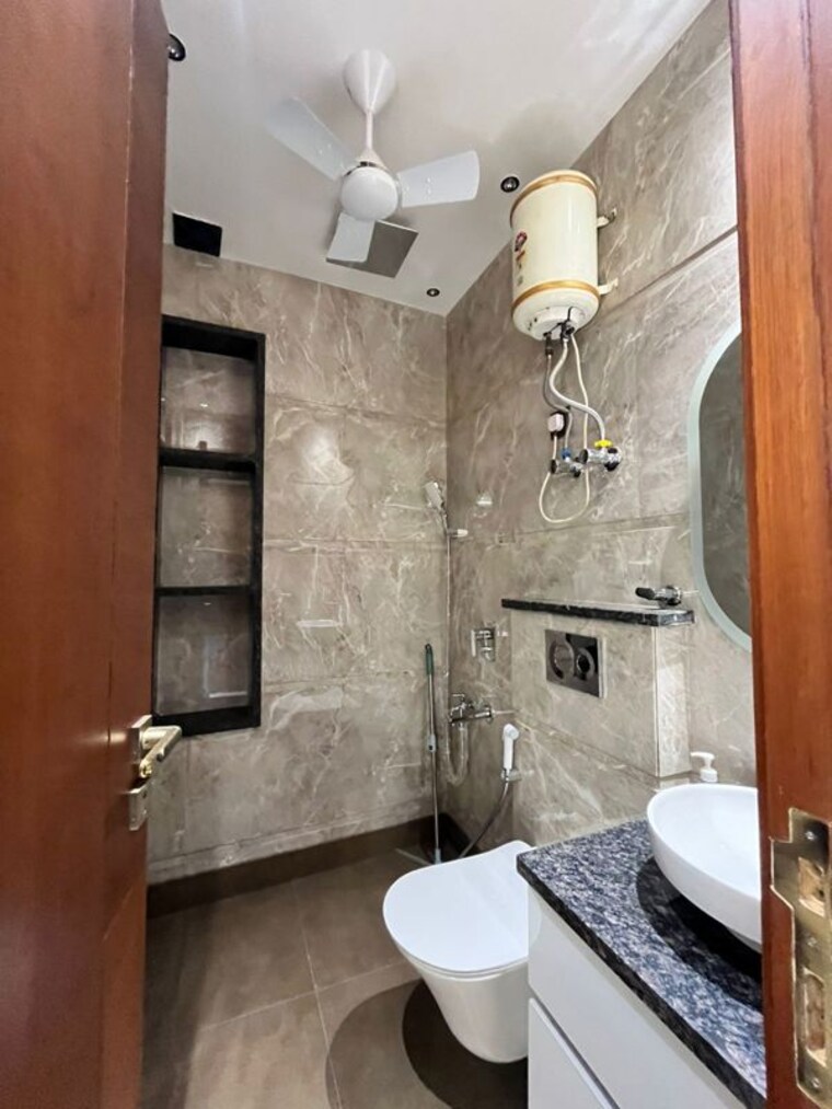 Bathroom, paschim vihar 3 Bedroom 200 Sq.Yd. Independent House In Paschim Vihar Delhi 10313429