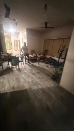 Parking in 3 BHK Builder Floor at Sector 21 – for Rent