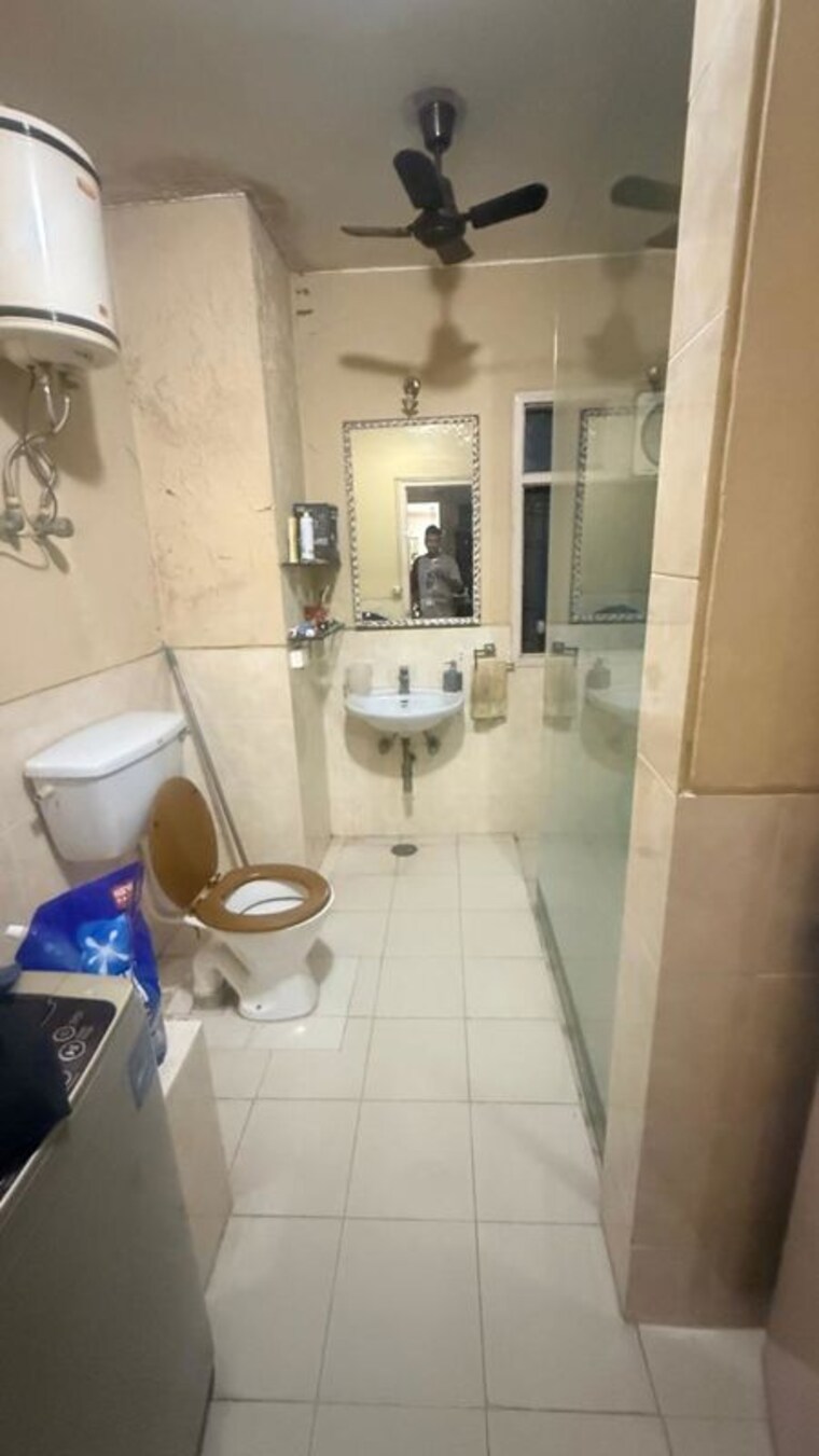 Bathroom, sector 21 3 Bedroom 4500 Sq.Ft. Builder Floor In Sector 21 Gurgaon 10313478