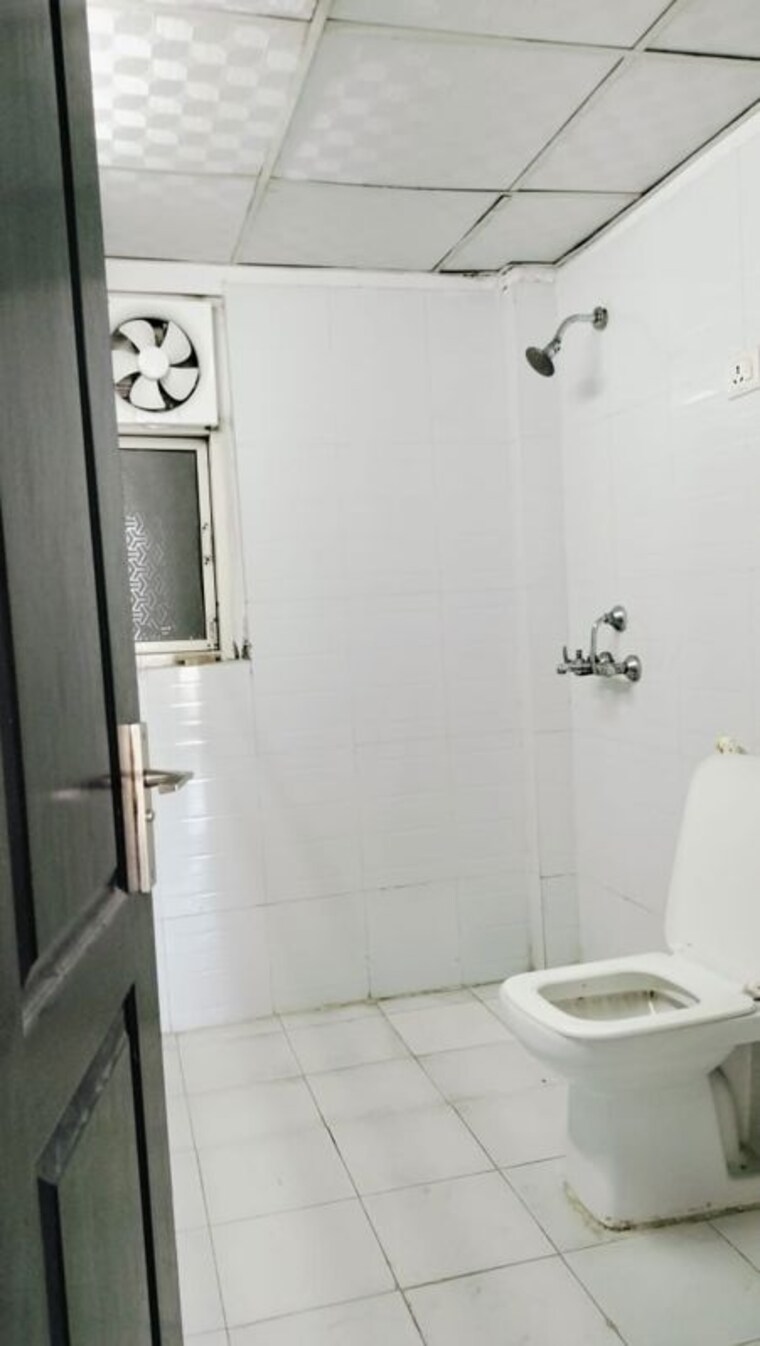 Bathroom, anand niketan 6+ Bedroom 400 Sq.Yd. Villa In Anand Niketan Delhi 10313569
