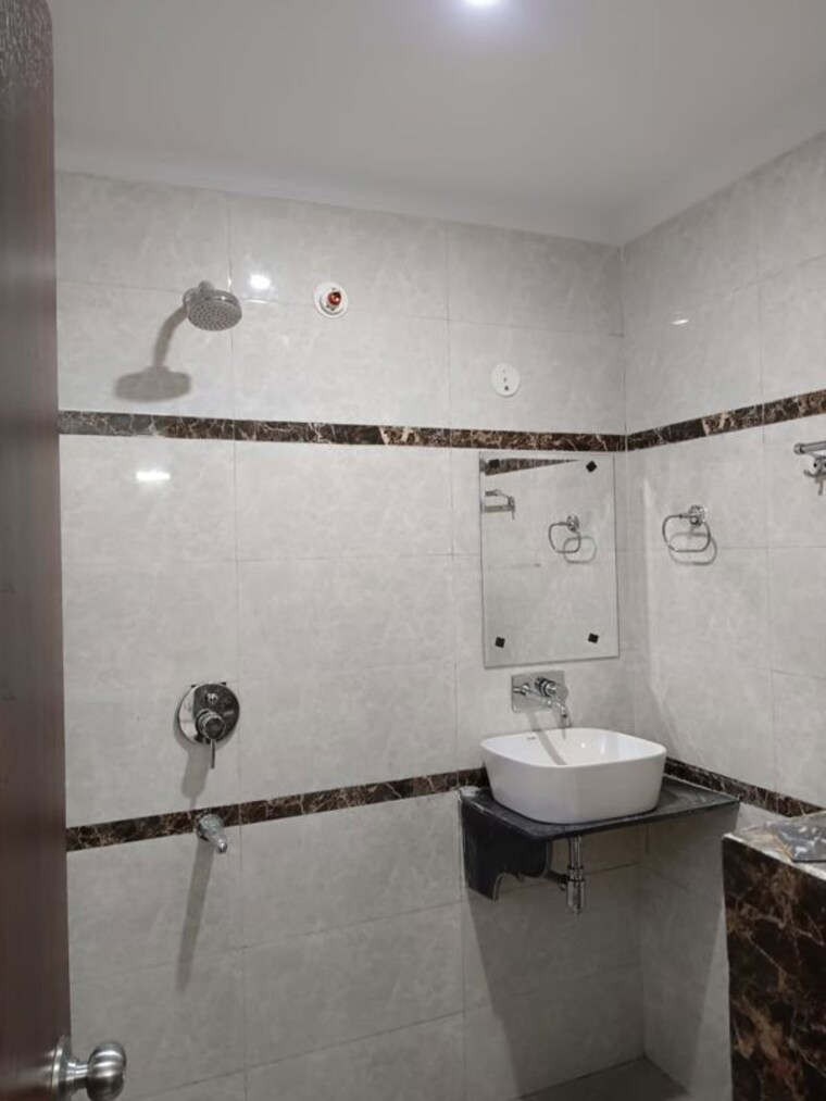 Bathroom, global-foyer 3 Bedroom 1450 Sq.Ft. Builder Floor In Sector 43 Gurgaon 10313666