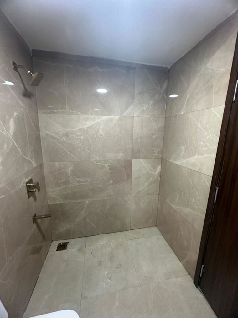 Bathroom, smart-world-orchard 2.5 Bedroom 1200 Sq.Ft. Builder Floor In Sector 61 Gurgaon 10313695