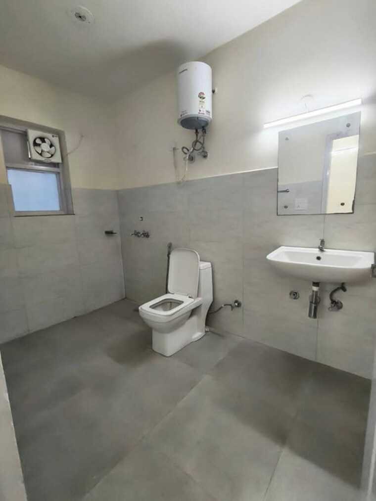 Bathroom, sector 57 2 Bedroom 204 Sq.Yd. Independent House In Sector 57 Gurgaon 10313754