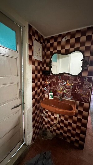 Room in 1 BHK Apartment at Lokmanya CHS Matunga, Matunga West – for Rent