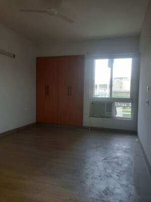 Room in  Apartment at Silverglades The Melia First Citizen, Sohna Sector 35 – for Rent