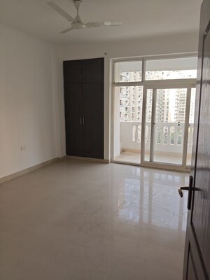 Room in 4 BHK Apartment at Amrapali Silicon City, Sector 76 – for Rent