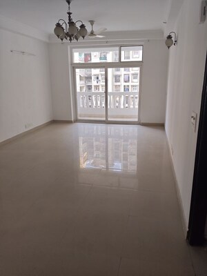 Room in 4 BHK Apartment at Amrapali Silicon City, Sector 76 – for Rent