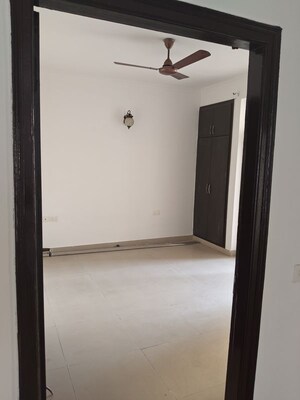 Room in 4 BHK Apartment at Amrapali Silicon City, Sector 76 – for Rent
