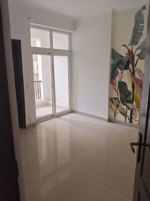Room in 4 BHK Apartment at Amrapali Silicon City, Sector 76 – for Rent