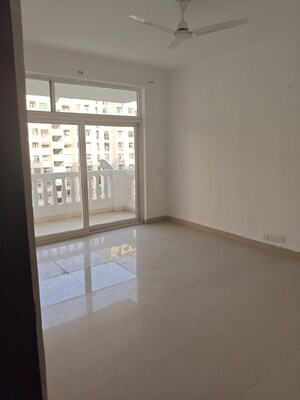 Room in 4 BHK Apartment at Amrapali Silicon City, Sector 76 – for Rent