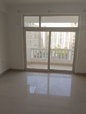 Room in 4 BHK Apartment at Amrapali Silicon City, Sector 76 – for Rent
