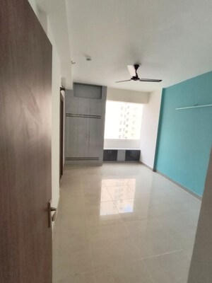 Room in 4 BHK Apartment at Amrapali Heartbeat City, Sector 107 – for Sale