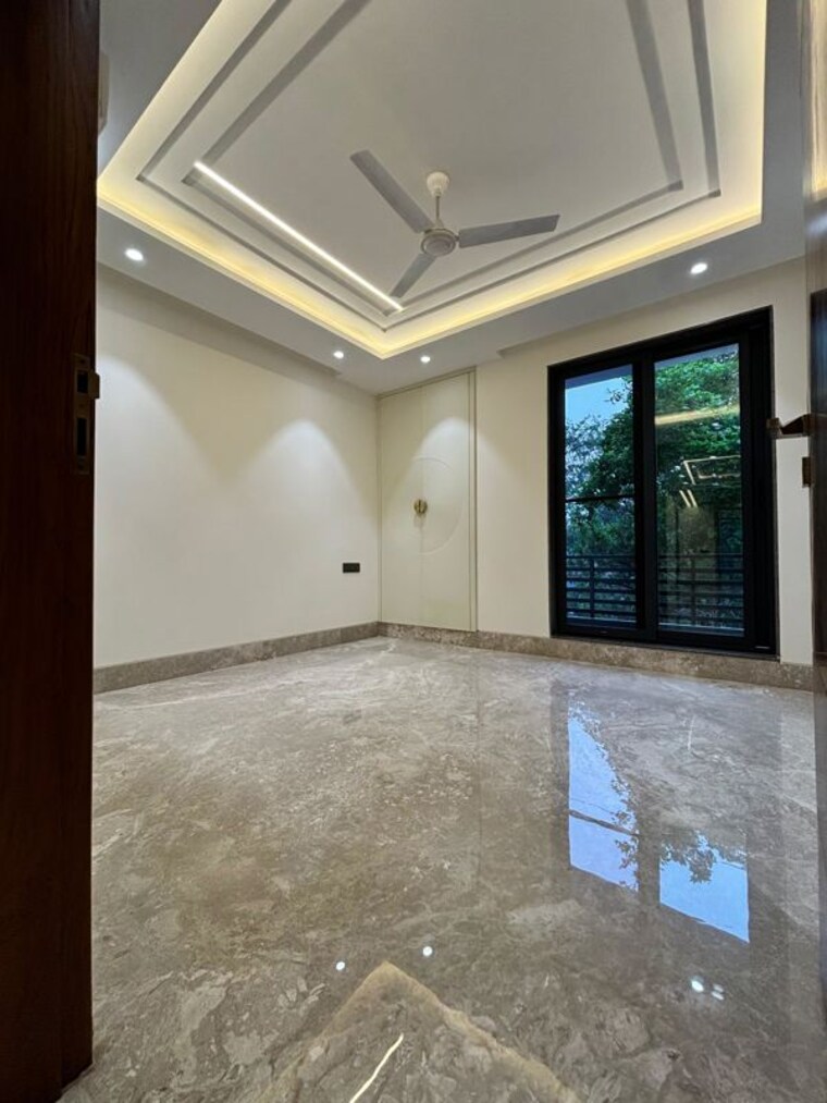 Room, sector 85 4 Bedroom 350 Sq.Yd. Builder Floor In Sector 85 Faridabad 10313885