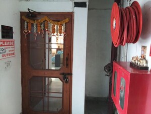 Furnished Amenities in 3.5 BHK Apartment at Mayur Vihar – for Rent