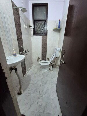 Bathroom in 2.5 BHK Builder Floor at Mayur Vihar – for Rent