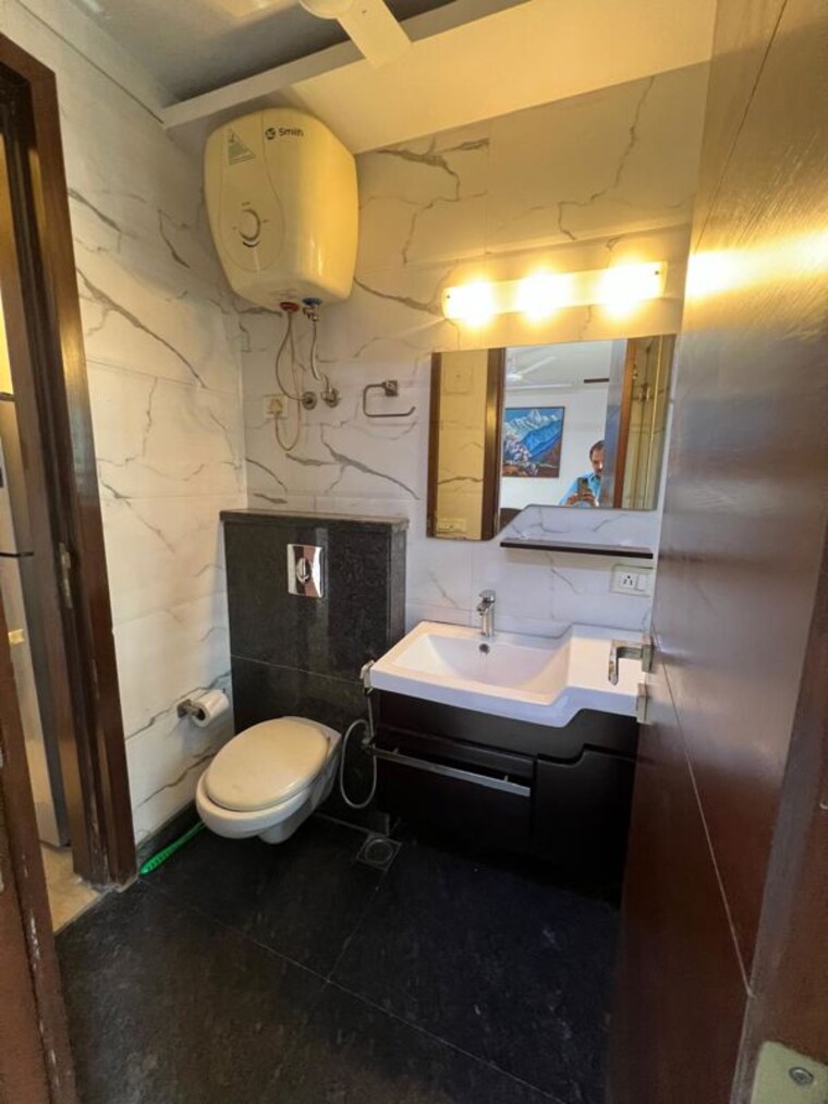 Bathroom, east of kailash 1 RK 100 Sq.Yd. Builder Floor In East Of Kailash Delhi 10313909