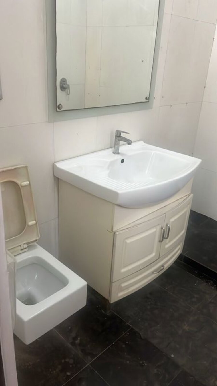 Bathroom, greater kailash 4 Bedroom 2500 Sq.Ft. Builder Floor In Greater Kailash Delhi 10313948