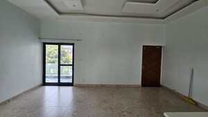 Room in 2.5 BHK Builder Floor at JakhaN-Rajpur Road – for Rent
