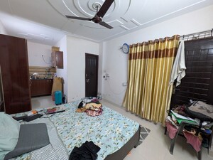 Master Bedroom in Studio Builder Floor at Dhoran Rajpur Enclave, Govind Vihar – for Rent