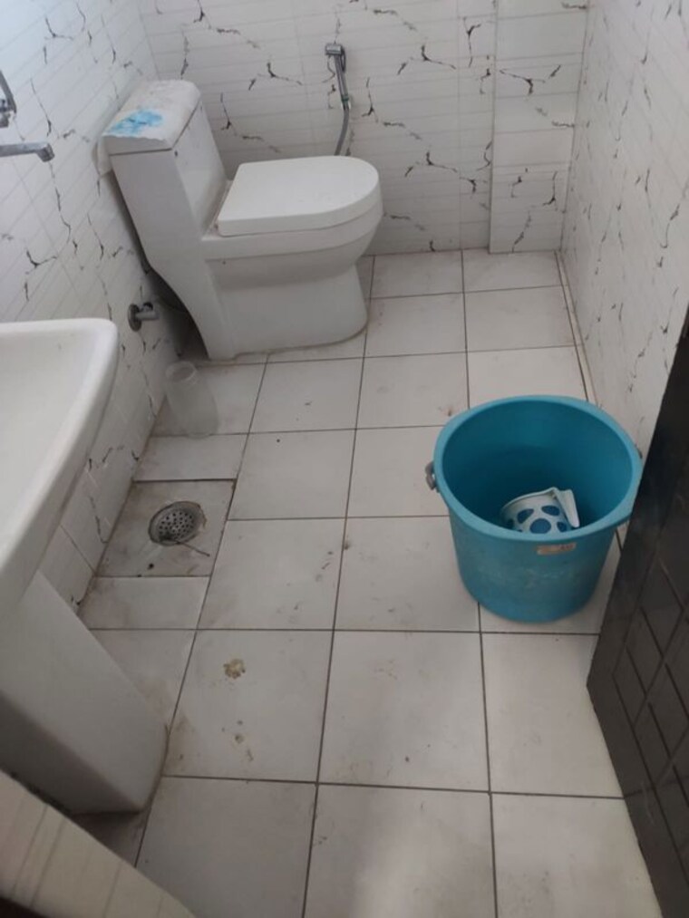 Bathroom, dhoran-rajpur-enclave Studio 1100 Sq.Ft. Builder Floor In Govind Vihar Dehradun 10274427